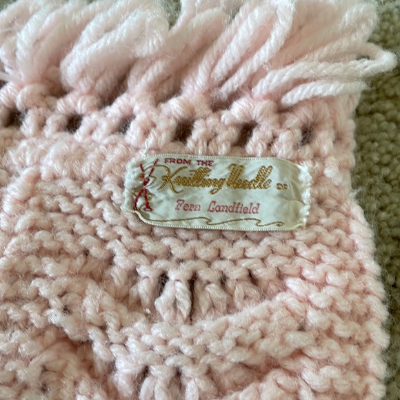 Handmade crochet baby pink blanket - Picture 4 of 6